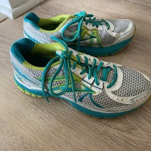 Brooks Defyance sneaker